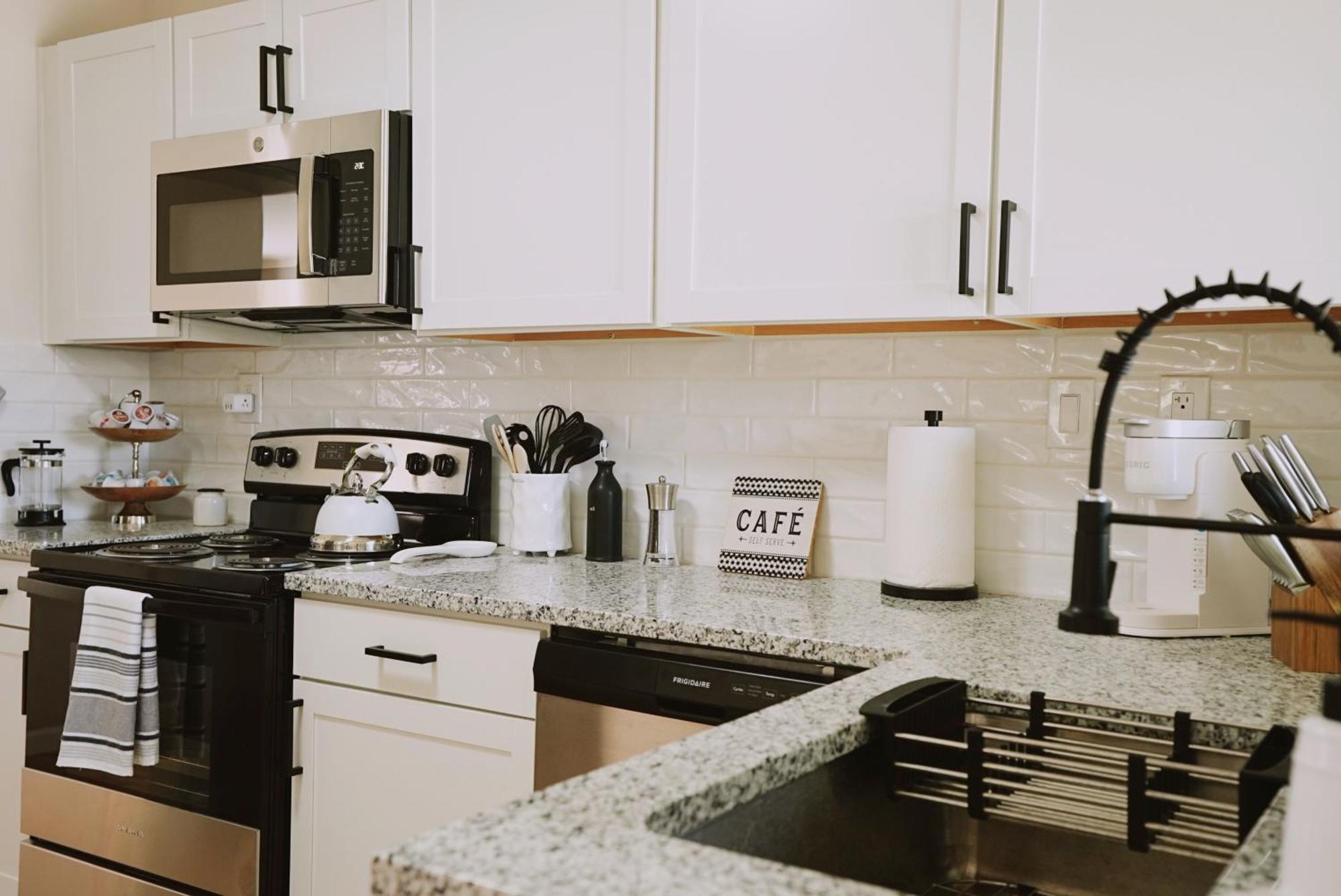 Centrally Located! Remodeled! Huge Backyard! The White House Albuquerque Eksteriør billede
