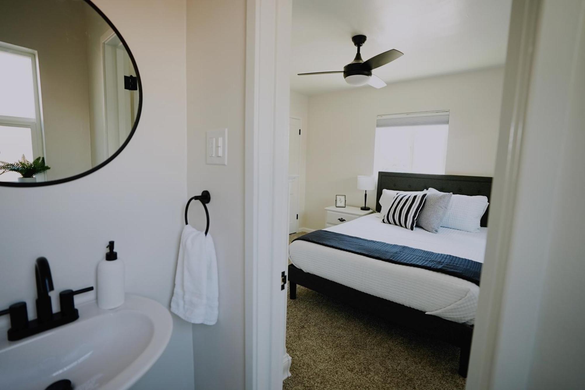 Centrally Located! Remodeled! Huge Backyard! The White House Albuquerque Eksteriør billede