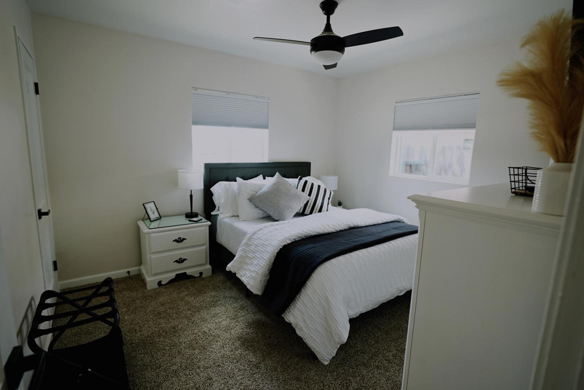 Centrally Located! Remodeled! Huge Backyard! The White House Albuquerque Eksteriør billede