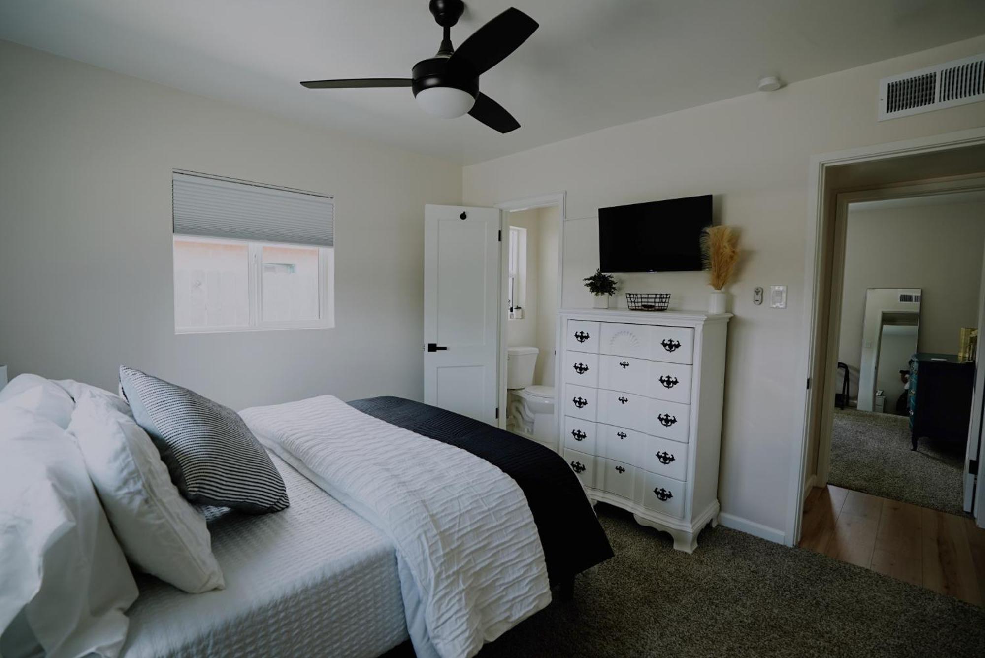 Centrally Located! Remodeled! Huge Backyard! The White House Albuquerque Eksteriør billede